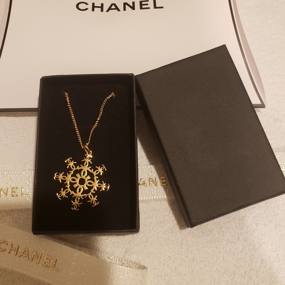 💖100% Authentic CHANEL Limited Edition Charm with unbranded Necklace